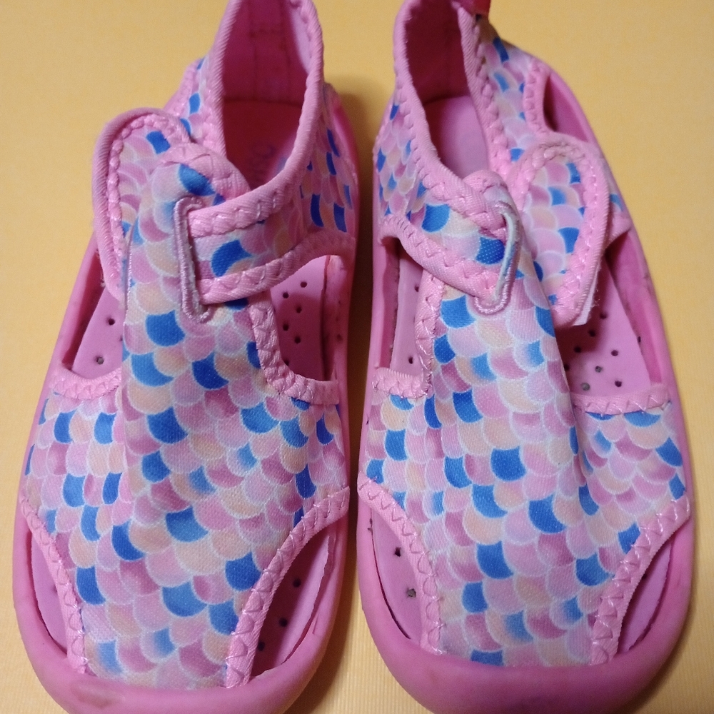 Kids Oshkosh water shoes